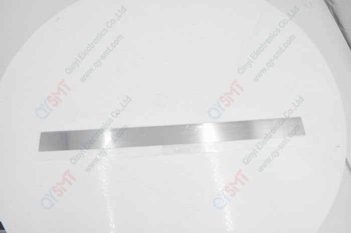 Squeegee blade without hole